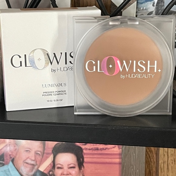 HUDA BEAUTY GloWish Luminous Pressed Powder In 05 Medium - Picture 5 of 12